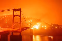 Josh Edelson, phóng viên ảnh của AFP thường trú tại bang California (Mỹ) phụ trách thông tin về vấn nạn cháy rừng, đã giành giải thưởng với phóng sự ảnh Heart of Fire. (Nguồn: AFP) 