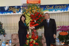 Phó Chủ tịch nước Đặng Thị Ngọc Thịnh tặng hoa, quà chúc mừng Tổng Liên hội Hội thánh Tin Lành Việt Nam (miền Nam) và Mục sư, Hội trưởng Thái Phước Trường nhân lễ Giáng sinh 2020 và Tết dương lịch 2021. (Ảnh: Thanh Vũ/TTXVN) 