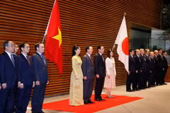 Chủ tịch nước Võ Văn Thưởng và Phu nhân cùng Thủ tướng Nhật Bản Kishida và Phu nhân tại lễ đón. (Ảnh: Thống Nhất/TTXVN)