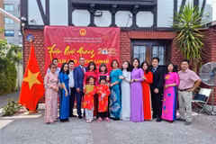 Đại sứ Phạm Trường Giang và phu nhân cùng toàn thể cán bộ, nhân viên cơ quan đại diện chụp ảnh lưu niệm. (Ảnh: TTXVN phát) 
