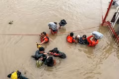 Lực lượng cứu hộ sơ tán người dân khỏi vùng ngập lụt do bão Trami tại tỉnh Camarines Sur, Philippines ngày 24/10/2024. (Ảnh: THX/TTXVN)