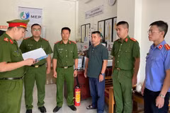 Cơ quan Cảnh sát điều tra đọc quyết định khởi tố đối tượng Đỗ Đức Trọng. (Nguồn: cand.com.vn) 