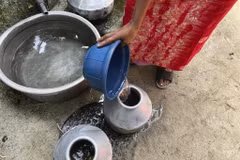 Người dân ở khu vực Chellanam, Kochi, bang Kerala, Ấn Độ, lấy nước sinh hoạt ngày 1/3/2023. (Nguồn: AP)