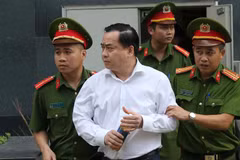 Cảnh sát dẫn giải bị cáo bị cáo Phan Văn Anh Vũ (sinh năm 1975, Chủ tịch Hội đồng quản trị Công ty cổ phần Xây dựng 79, Công ty cổ phần Bắc Nam 79) về trại giam. (Ảnh: Doãn Tấn/TTXVN) 