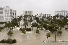 Ngập lụt trên đường phố ở Naples, bang Florida (Mỹ) do mưa lớn khi bão Ian đổ bộ, ngày 29/9/2022. (Ảnh: THX/TTXVN) 