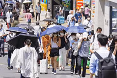 Người dân trên đường phố Tokyo. (Ảnh: Kyodo/TTXVN) 