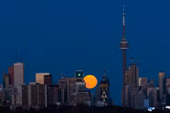 Siêu trăng trên bầu trời Toronto, Canada đêm 17/10/2024. Ảnh: THX/TTXVN