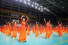 Một tiết mục biểu diễn dân vũ tại lễ khai mạc. (Ảnh: Danh Lam/TTXVN)