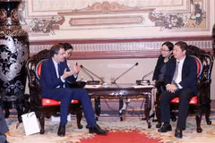 Phó Chủ tịch Ủy ban Nhân dân Thành phố Hồ Chí Minh Dương Anh Đức (phải) tiếp ông Olivier Becht (trái), Bộ trưởng đặc trách Ngoại thương, thu hút kinh tế và công dân Pháp ở nước ngoài. (Ảnh: Xuân Khu/TTXVN)