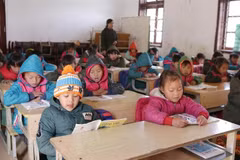 Học sinh mặc đủ ấm khi đến lớp đảm bảo sức khỏe để chống chọi với thời tiết khắc nhiệt trên cao nguyên đá Sìn Hồ tỉnh Lai Châu. (Ảnh: Quý Trung/TTXVN) 