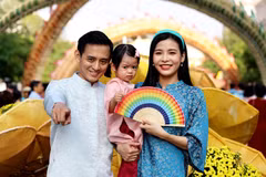 Hình ảnh người dân Thành phố Hồ Chí Minh du Xuân tại Đường hoa Nguyễn Huệ