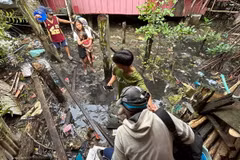 Người dân sơ tán khỏi nhà sau trận động đất tại Hinatuan, tỉnh Surigao del Sur, Philippines, ngày 3/12/2023. (Ảnh: AFP/TTXVN)