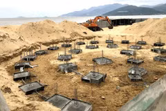 Chủ đầu tư triển khai thi công dự án Seasand trên bãi biển Quy Nhơn (Bình Định) không có giấy phép xây dựng. (Ảnh: Nguyên Linh/TTXVN) 