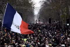 Người dân tham gia biểu tình phản đối kế hoạch cải cách chính sách hưu trí tại Paris, Pháp ngày 17/12/2019. (Nguồn: AFP/TTXVN) 