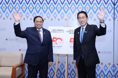 Thủ tướng Phạm Minh Chính gặp Thủ tướng Nhật Bản Kishida Fumio. (Ảnh: Dương Giang/TTXVN) 