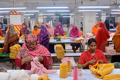 Công nhân làm việc tại nhà máy dệt may ở Savar, ngoại ô Dhaka, Bangladesh, ngày 13/4/2023. (Ảnh: AFP/TTXVN)