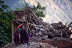 Người dân bị mất nhà cửa do động đất tại huyện Jajarkot, Nepal, ngày 5/11/2023. (Ảnh: THX/TTXVN)