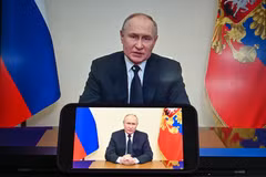 Tổng thống Nga Vladimir Putin phát biểu trên truyền hình toàn quốc, tuyên bố quốc tang sau vụ tấn công khủng bố tại nhà hát Crocus City Hall ở Moskva, ngày 23/3/2024. (Ảnh: THX/TTXVN)