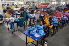 Công nhân làm việc tại một nhà máy ở Jalandhar, bang Punjab, Ấn Độ. (Ảnh: AFP/TTXVN)