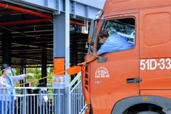 Tài xế làm thủ tục tại chốt kiểm soát trong Bến xe Trung tâm Thành phố Cần Thơ ngày 27/8. (Ảnh: Thanh Liêm/TTXVN) 