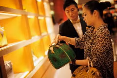Khách hàng mua sắm trong một cửa hàng của Louis Vuitton ở Thượng Hải, Trung Quốc. (Nguồn: Reuters)