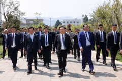 Chủ tịch Quốc hội Vương Đình Huệ thăm dự án tiêu biểu về công nghệ cao tại Trung tâm Sáng tạo Nông nghiệp xanh Vân Thiên Hóa tỉnh Vân Nam. (Ảnh: Nhan Sáng/TTXVN)