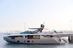Siêu du thuyền Azimut Grande 32 METRI giá trị khoảng 600 tỷ đồng đã có mặt tại vịnh Hạ Long để phục vụ dòng khách "siêu giàu." (Ảnh: Thanh Vân/TTXVN)