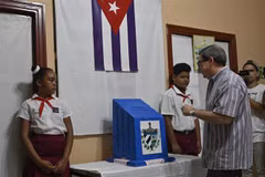 Ngoại trưởng Cuba Bruno Rodriguez bỏ phiếu tại điểm bầu cử Quốc hội ở La Habana ngày 26/3/2023. (Ảnh: AFP/TTXVN)
