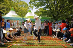 Các bạn trẻ nhảy sạp tại lễ hội. (Nguồn: Hội người Việt tại Nam tại Jeonnam-Gwangju)