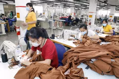 May hàng xuất khẩu sang thị trường Mỹ tại Công ty May Maxport, Hạ Đình, Thanh Xuân, Hà Nội. (Ảnh: Trần Việt/TTXVN) 