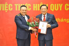 Ông Trần Sỹ Thanh, Tổng Kiểm toán Nhà nước trao tặng Kỷ niệm chương 'Vì sự nghiệp phát triển Kiểm toán Nhà nước' và Bằng khen của Tổng Kiểm toán Nhà nước cho ông Phan Đình Trạc, Ủy viên Bộ Chính trị, Bí thư Trung ương Đảng, Trưởng Ban Nội chính Trung ương