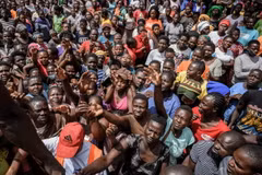 Người dân chờ được phát thực phẩm cứu trợ tại Nairobi, Kenya. (Ảnh: AFP/TTXVN)