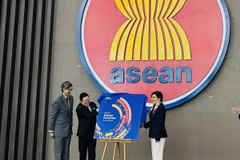 Tổng Thư ký ASEAN Kao Kim Hourn; Đại sứ Liên minh châu Âu tại ASEAN, Sujiro Seam và Đại diện thường trực của Philippines tại ASEAN, Điều phối viên quốc gia về quan hệ đối thoại ASEAN-EU, bà Hjayceelyn M. Quintana công bố Sách Xanh. (Ảnh: Đỗ Quyên/TTXVN)