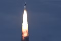 Vụ phóng tàu Chandrayaan-3 từ trung tâm vũ trụ Satish Dhawan tại bang Andhra Pradesh, miền Nam Ấn Độ ngày 14/7/2023. (Ảnh: AFP/TTXVN)