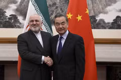 Ngoại trưởng Trung Quốc Vương Nghị (phải) và người đồng cấp Iran Mohammad Javad Zarif. (Nguồn: AP) 
