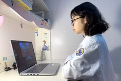 Học sinh Trường trung học phổ thông Vĩnh Yên học trực tuyến. (Nguồn: vinhphuc.gov.vn) 