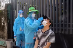Lấy mẫu xét nghiệm sàng lọc virus SARS-CoV-2 trên địa bàn phường Vĩnh Lạc, thành phố Rạch Giá, tỉnh Kiên Giang. (Ảnh: Lê Huy Hải/TTXVN)