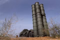 Hệ thống phòng thủ tên lửa S-400 của Nga tham gia cuộc tập trận quân sự Kavkaz-2020 tại Ashuluk (Nga). (Ảnh: EPA-EFE/TTXVN) 