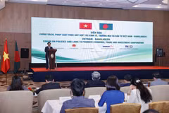 Chủ tịch Quốc hội Vương Đình Huệ tiếp Chủ tịch Phòng Thương mại và Công nghiệp Dhaka Md. Sameer Sattar. (Ảnh: Doãn Tấn/TTXVN)