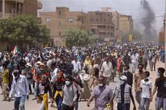 Người biểu tình phản đối đảo chính tập trung tại Khartoum, Sudan, ngày 30/6/2022. (Ảnh: AFP/TTXVN)