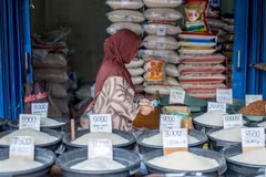 Gạo được bày bán tại chợ truyền thống ở Jakarta, Indonesia. (Ảnh: AFP/TTXVN)
