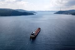 Tàu chở ngũ cốc di chuyển dọc Eo biển Bosphorus (Thổ Nhĩ Kỳ) hướng tới Tripoli, Libya. (Ảnh: AFP/TTXVN)