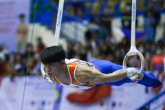 Vận động viên Carlos Yulo thi đấu chung kết nội dung vòng treo. (Ảnh: Khánh Long/TTXVN) 