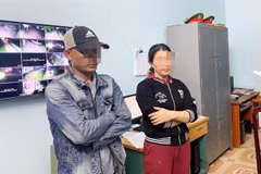 Các đối tượng Nguyễn Chí Thanh và Phạm Thị Thanh tại cơ quan công an. (Ảnh: TTXVN phát)