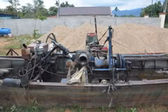 Phương tiện khai thác cát trái phép bị lực lượng chức năng bắt quả tang tại xã Khuê Ngọc Điền, huyện Krông Bông. (Ảnh: Tuấn Anh/TTXVN)