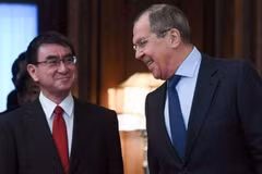 Ngoại trưởng Nga Sergey Lavrov (phải) và người đồng cấp Nhật Bản, Toshimitsu Motegi. (Nguồn: urdupoint.com) 