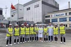 Đoàn Đại sứ quán thăm và làm việc tại nhà máy sữa và các sản phẩm từ sữa Bonilait tại Poitiers. (Ảnh: Nguyễn Thu Hà/TTXVN) 