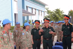 Thượng tướng Hoàng Xuân Chiến với cán bộ, nhân viên chuẩn bị lên đường nhận nhiệm vụ. (Ảnh: Trọng Đức/TTXVN)