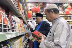 Người dân theo đạo Hồi tham quan, mua sắm tại cửa hàng thực phẩm Halal tại Thành phố Hồ Chí Minh. (Ảnh minh họa: Mỹ Phương/TTXVN) 