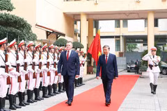Đại tướng Tô Lâm, Bộ trưởng Bộ Công an Việt Nam và Bộ trưởng Bộ Tình trạng khẩn cấp Cộng hòa Belarus Sinyavskiy Vadim Ivanovich duyệt đội danh dự Công an Nhân dân. (Ảnh: Phạm Kiên/TTXVN)